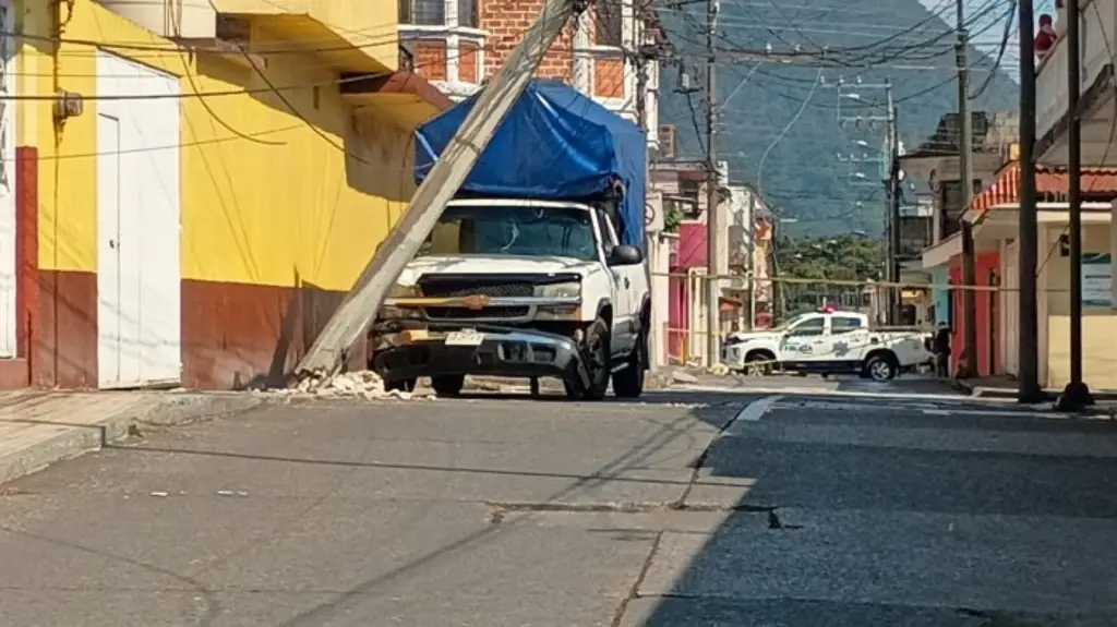 Imagen Camioneta derriba poste de CFE y deja sin luz a colonia de Orizaba, Veracruz 