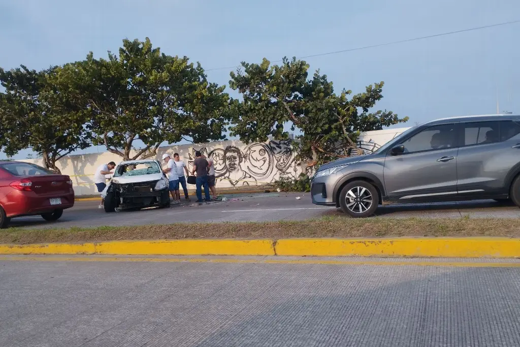 Aparatosa volcadura de un automóvil en la ciudad de Veracruz