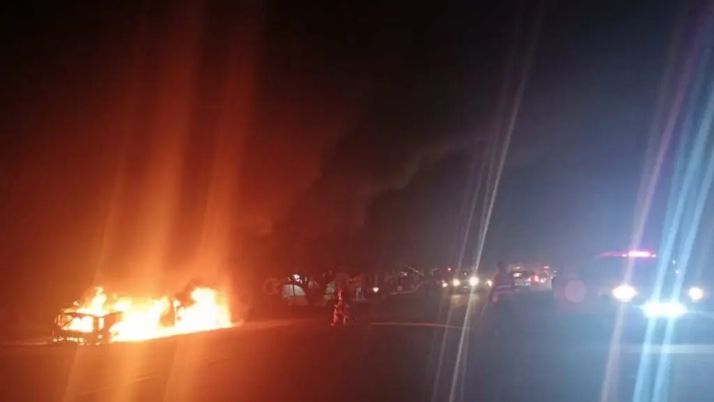Imagen Cierre parcial por incendio de un vehículo en carretera de Veracruz