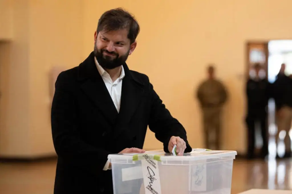 Gabriel Boric insta a defender la democracia en su último voto como presidente de Chile