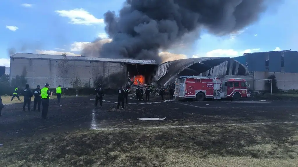 Cae avioneta cerca del aeropuerto de Toluca, en Edomex; se reportan víctimas