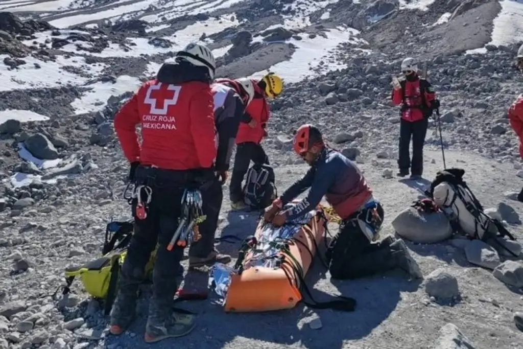 Rescatan a 10 alpinistas extraviados en el Pico de Orizaba