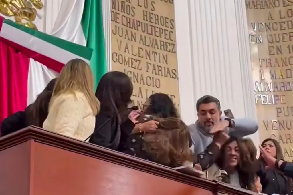 Imagen Zafarrancho en el Congreso de la CDMX, diputadas se jalaron del cabello