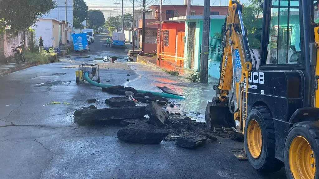 Imagen Inicia Grupo MAS trabajos de reparación de fuga en colonia de Veracruz