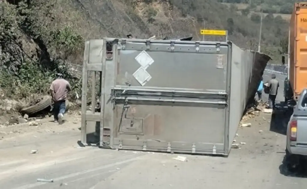 Imagen Rapiña tras volcadura de tráiler en autopista Xalapa - Perote