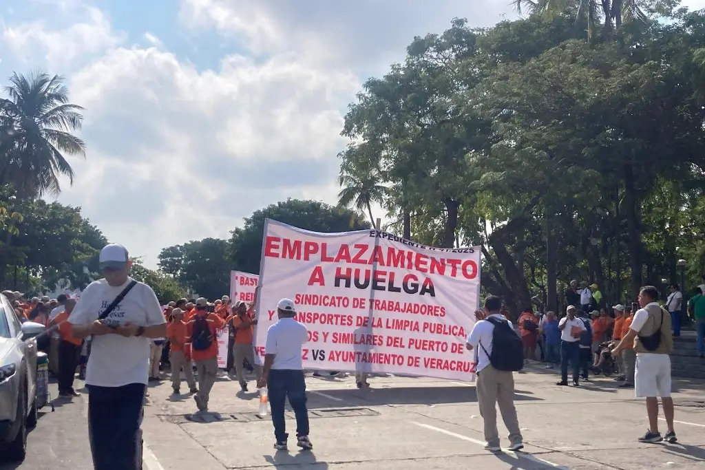 Imagen Trabajadores de limpia pública en Veracruz se manifiestan; argumentan adeudos 