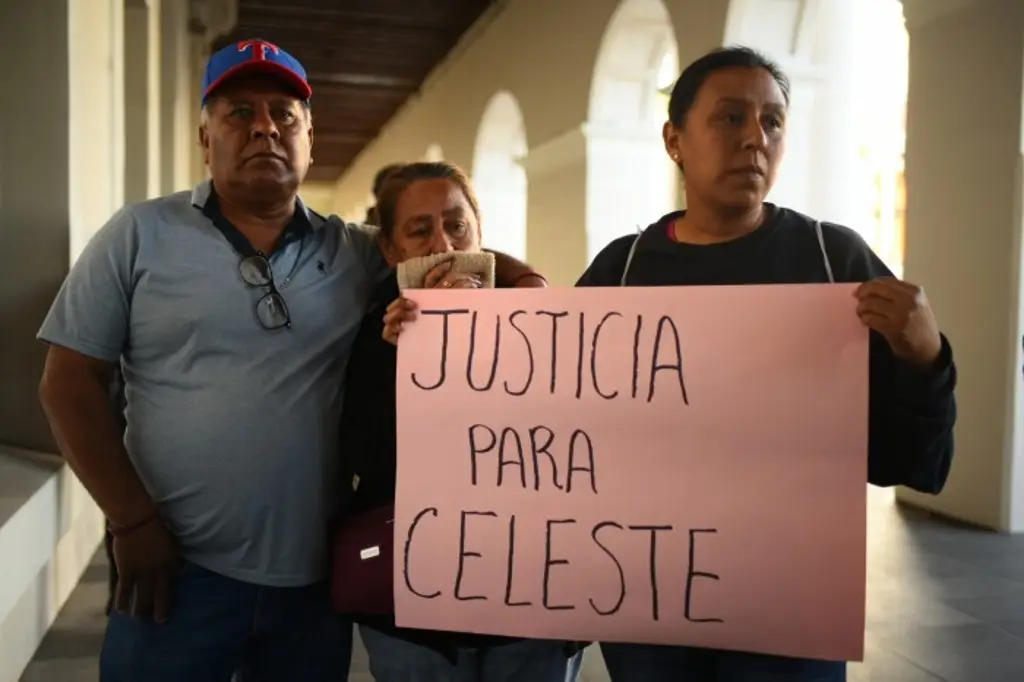 Familiares de víctimas exigen reparar carretera tras accidente en Emiliano Zapata, Veracruz