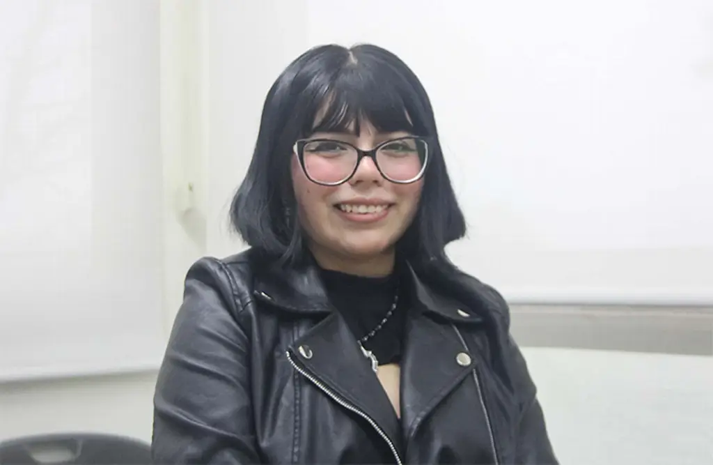 Otorga UV premio 'Arte, Ciencia, Luz' a egresada suya por estudio del VIH en Veracruz