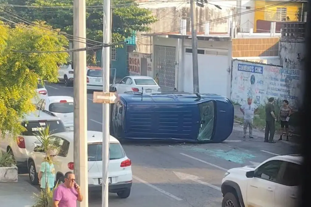 Vuelca camioneta en colonia de Veracruz 