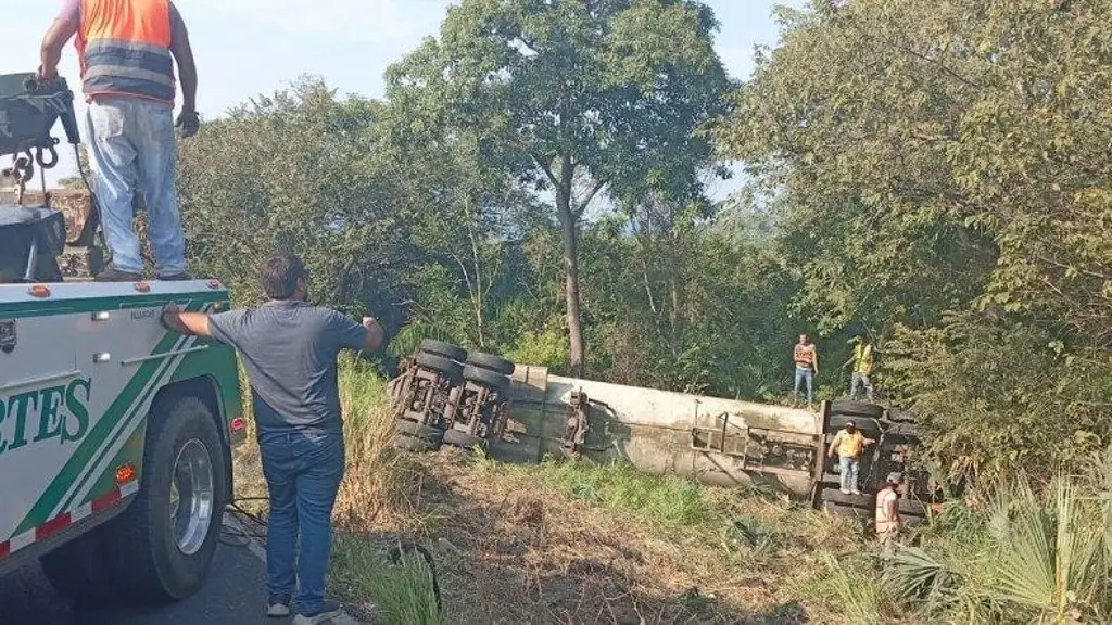 Imagen Hay cierre total de circulación en carretera de Veracruz; checa a qué altura 