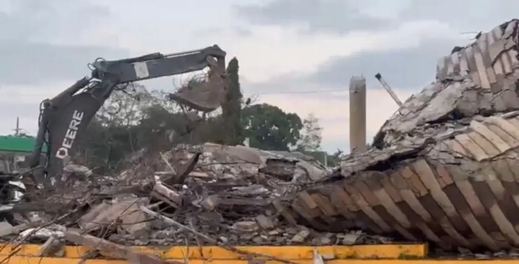 Imagen Retiran escombros del monumento 'El Colotero' tras colapso en Álamo, Veracruz 