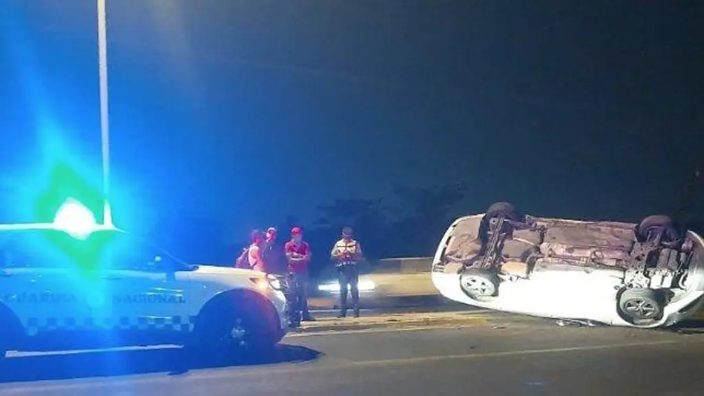 Imagen Choque múltiple y auto llantas arriba, casi a la vez, en la Veracruz-Xalapa