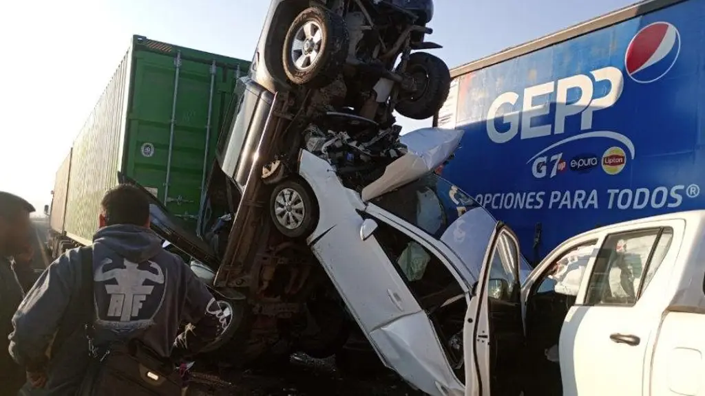 Imagen Reportan aparatoso choque múltiple entre unidades de carga y autos