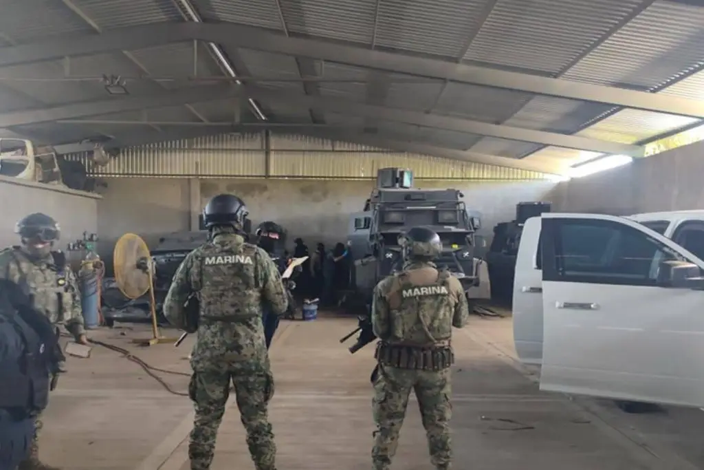 Aseguran vehículos blindados en Coahuayana, Michoacán