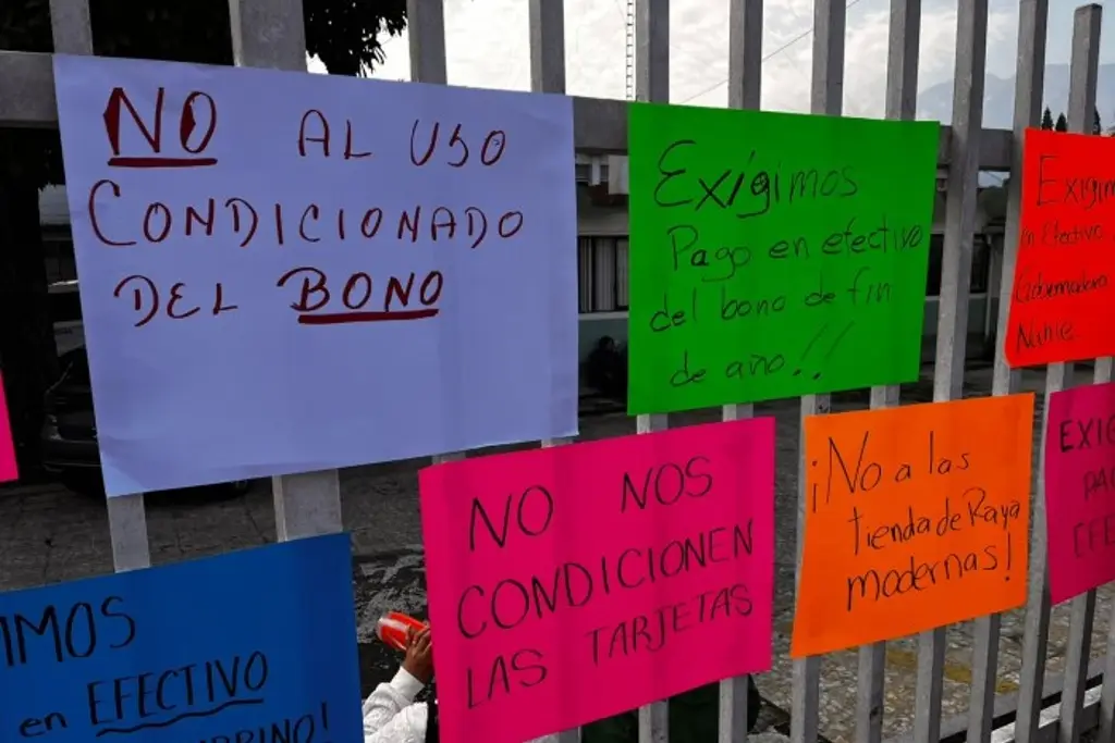 Trabajadores de Salud Veracruz protestan por pago de bono en vale