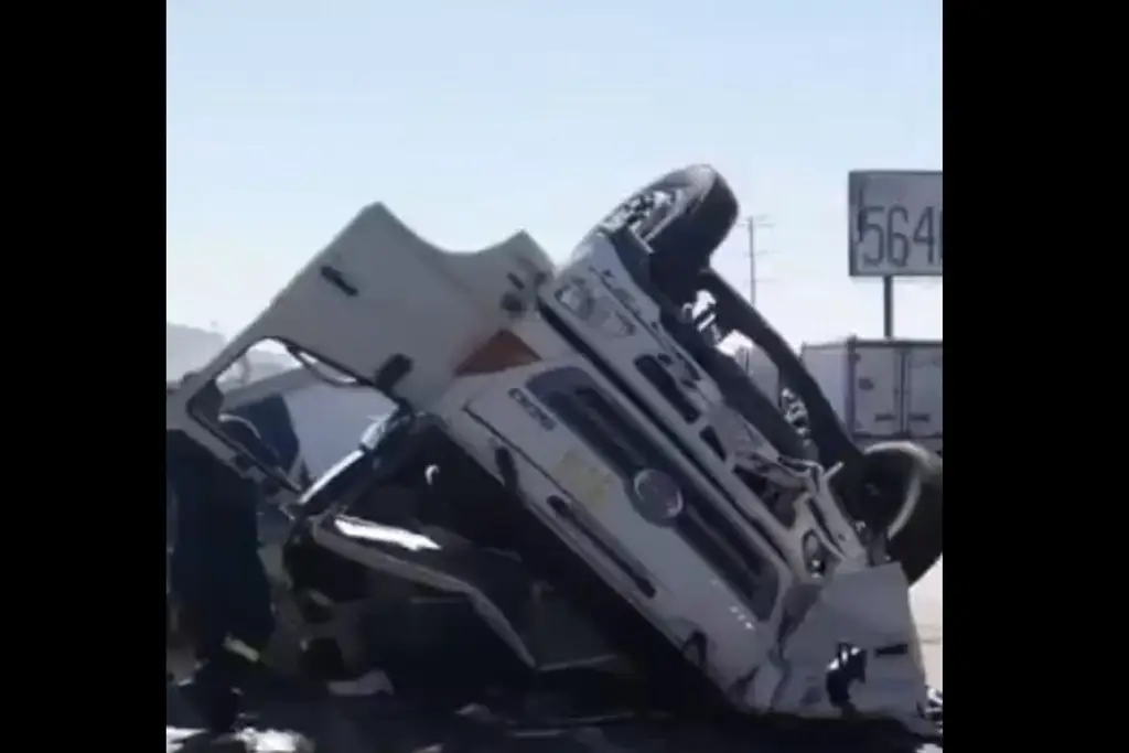 Imagen Reportan hombre atrapado en fuerte accidente vial este viernes. Precaución