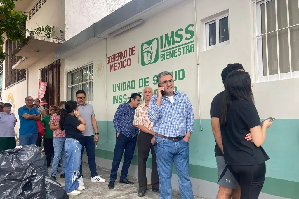 Imagen Ciudadanos acuden a aplicarse la vacuna en Macro Módulo de Veracruz  