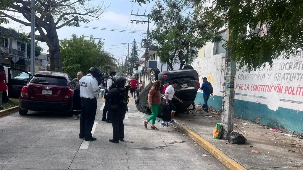 Imagen Queda llantas arriba en Boca del Río 