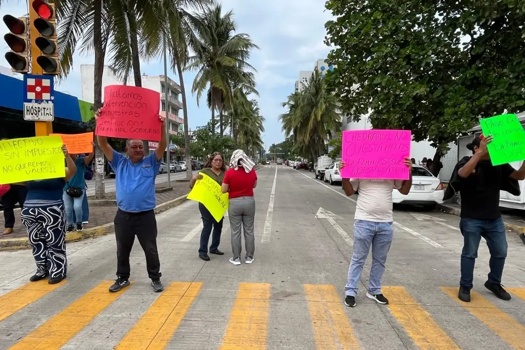 Imagen Trabajadores del sector salud bloquean 20 de Noviembre