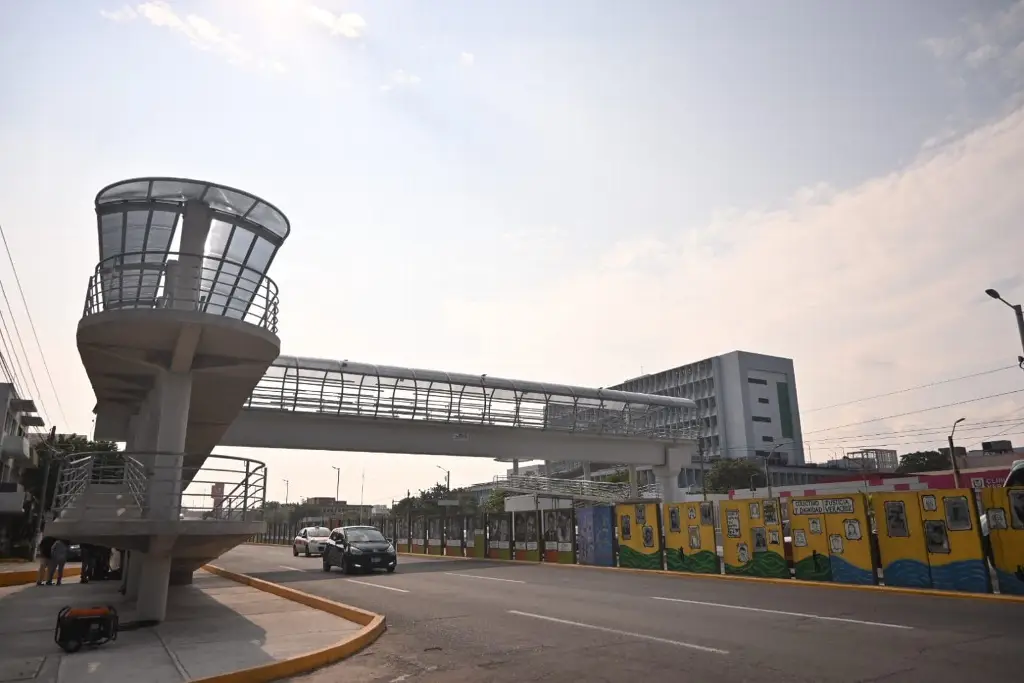 Alcaldesa de Veracruz inaugura nuevo puente peatonal en avenida Cuauhtémoc