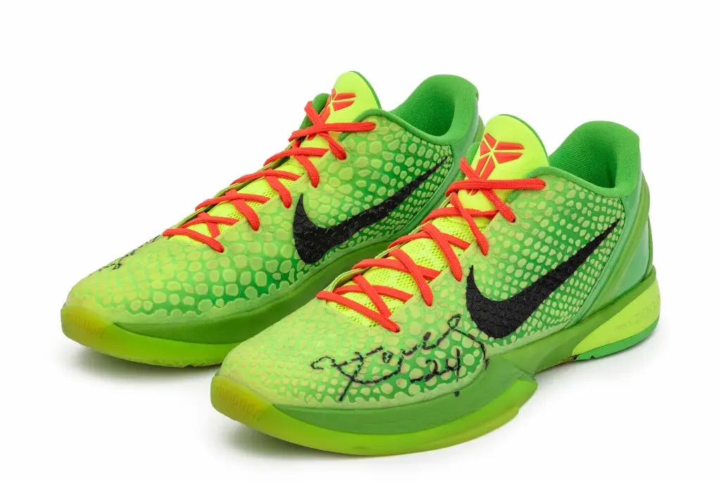 Imagen Subastan tenis 'Grinch' que Kobe Bryant uso en juego de Navidad 2010