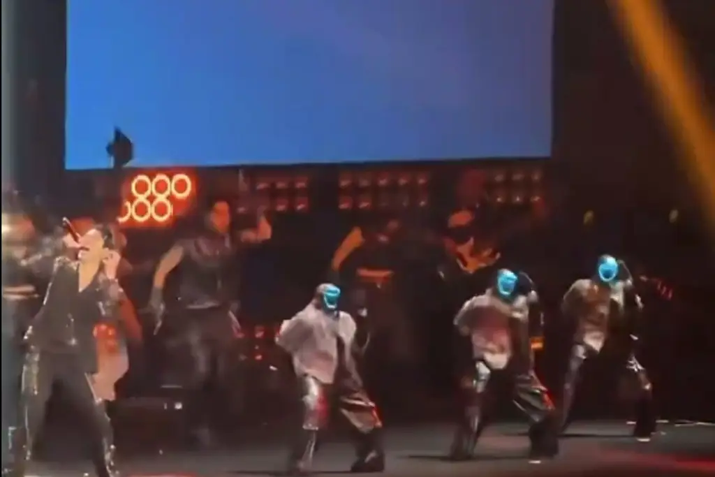 Imagen Robots se roban el show del cantante estadounidense Wang Leehom (+Video)