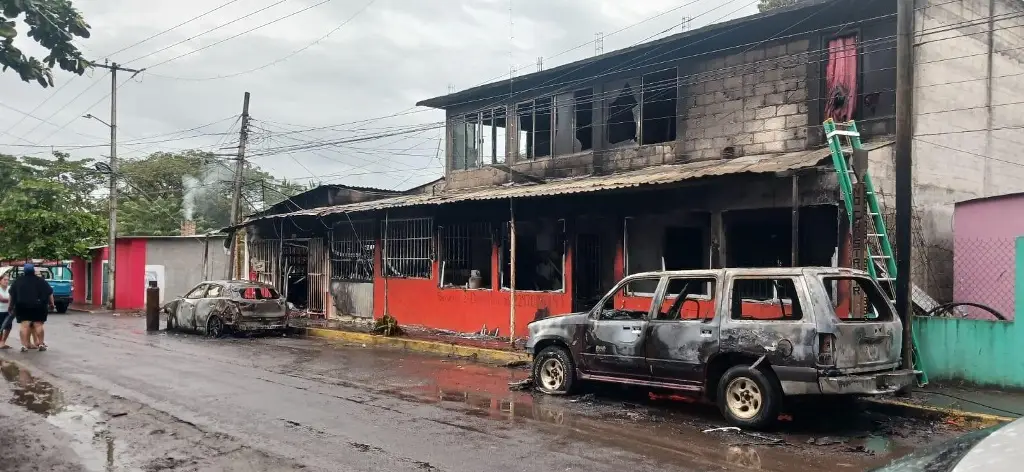 Imagen Mega incendio calcina tienda, taller y carros en Paso del Toro
