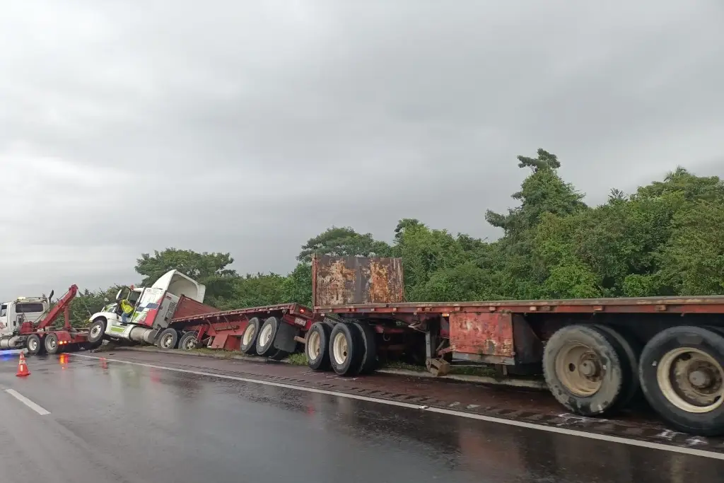 Cierre carretero en la Tinaja por tráiler accidentado, tome precauciones