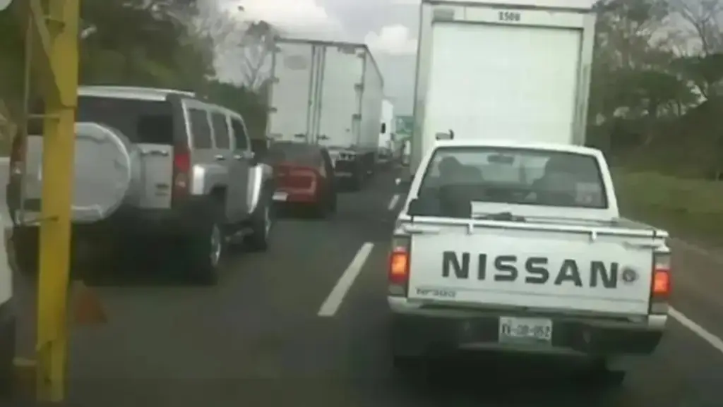 Imagen Hay cierre parcial en autopista con dirección al puerto de Veracruz; tome precauciones