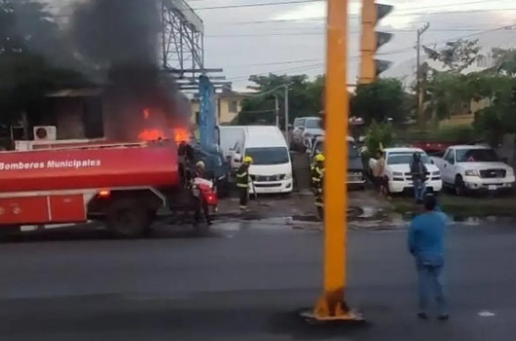 Imagen Incendio en agencia de autos usados frente al mercado Malibrán, en Veracruz