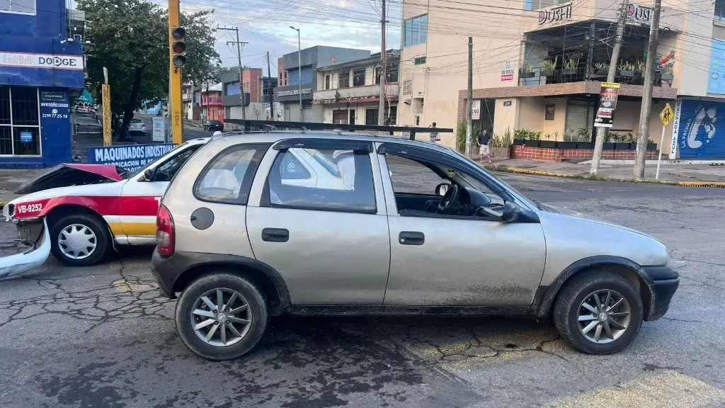 Imagen Fuerte accidente en Veracruz por semáforos inservibles 