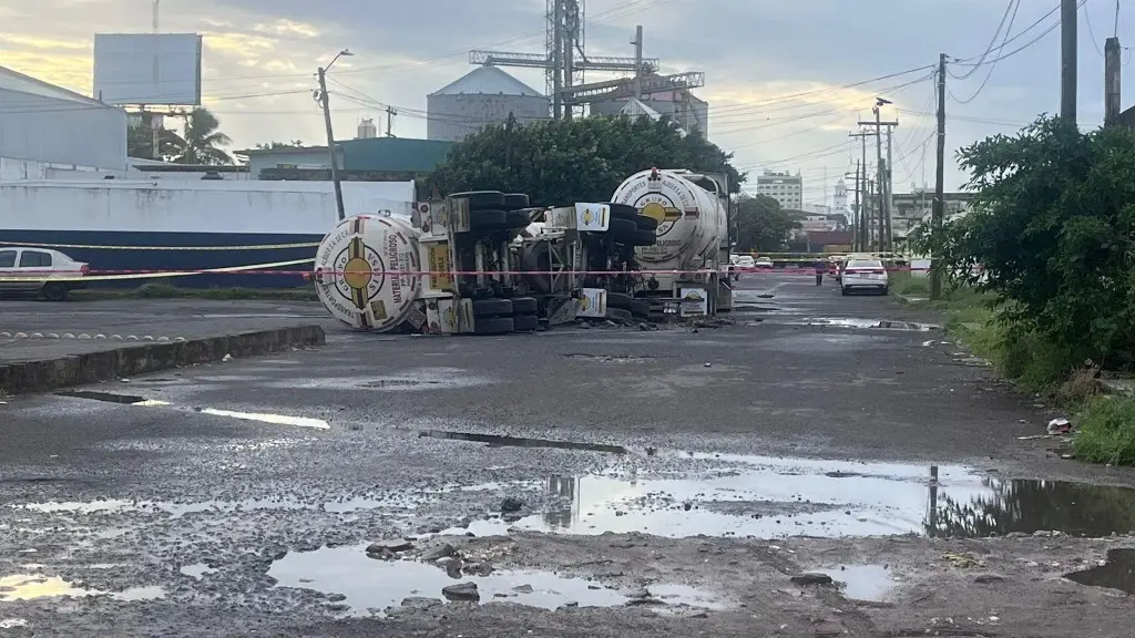 Vuelca pipa cargada con combustible en Veracruz 