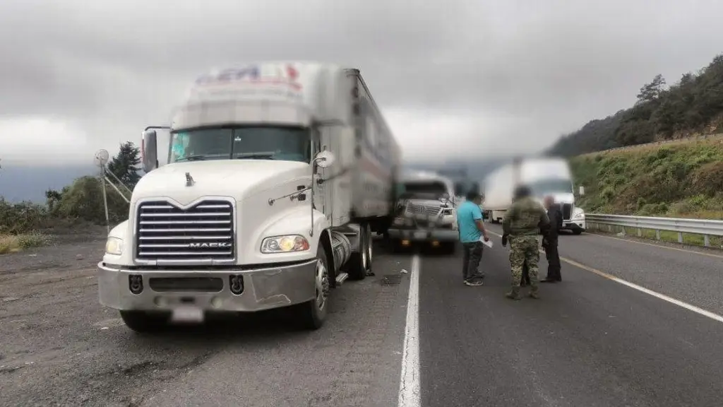 Imagen Hay cierre parcial de circulación en autopista de Veracruz; esta es la razón 