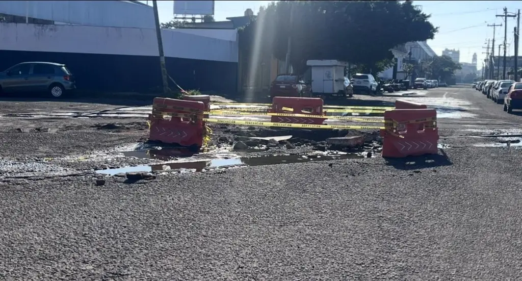 Imagen Continúa acordonada la zona donde se volcó una pipa en Veracruz 