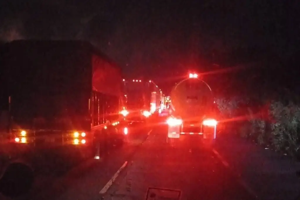 Largas filas en carretera de Veracruz por incendio de trailer 