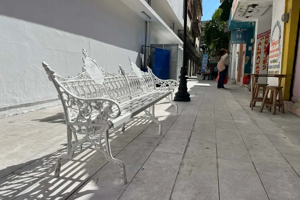 Imagen Colocan bancas en callejones de Veracruz