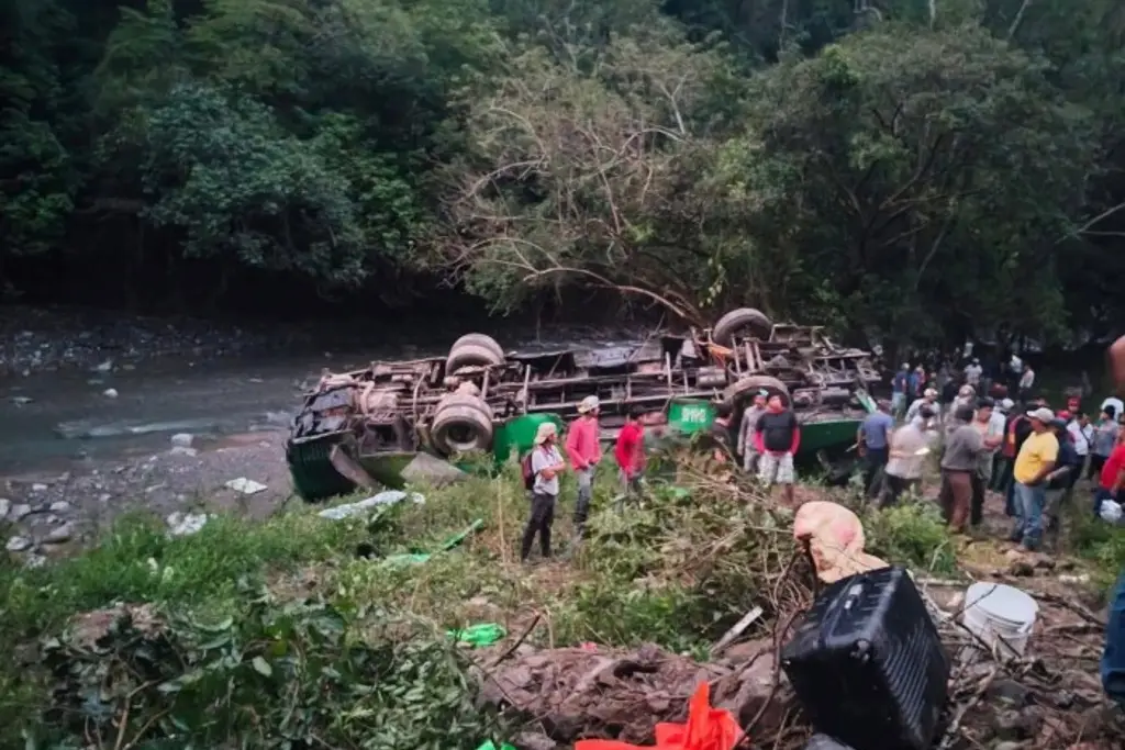 Imagen Sube a 10 los muertos por caída de autobús a barranco en Zontecomatlán, Veracruz