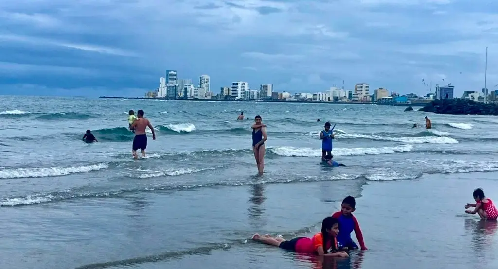 Imagen Turistas disfrutan de las playas en esta Navidad pese al clima en Veracruz