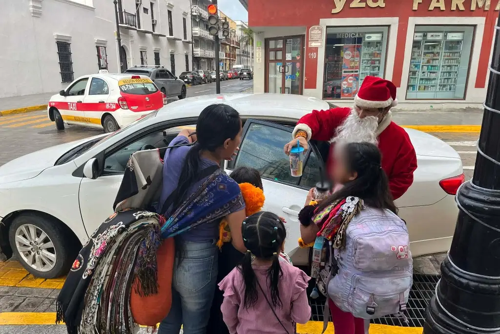 Santa Claus llegó y regaló juguetes a niños pobres de Veracruz