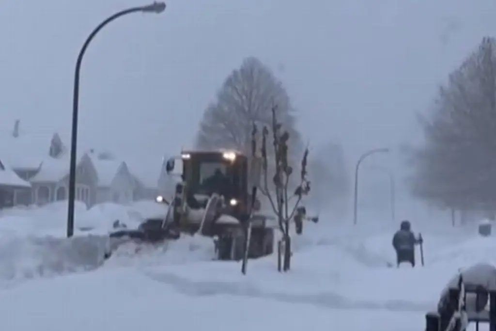 Por tormenta de nieve, cancelan cientos de vuelos en Nueva York. Piden esto a mexicanos