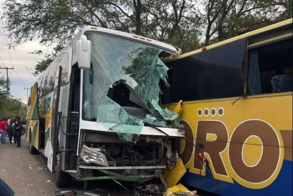 Imagen Deja 3 muertos choque de autobuses en carretera de Guerrero
