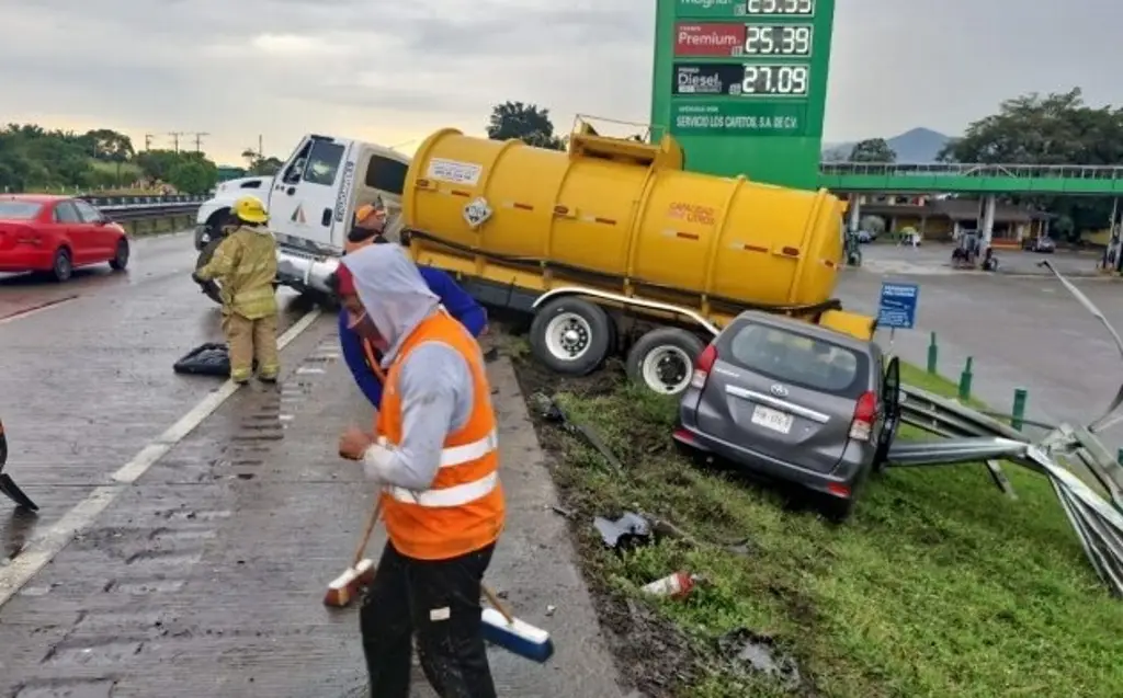 Carambola de ocho vehículos deja 8 lesionados en autopista 150D