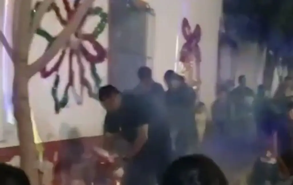 Imagen Incendio consume piñatas por uso de pirotecnia; 'El Grinch' sofocó las llamas (+Video)