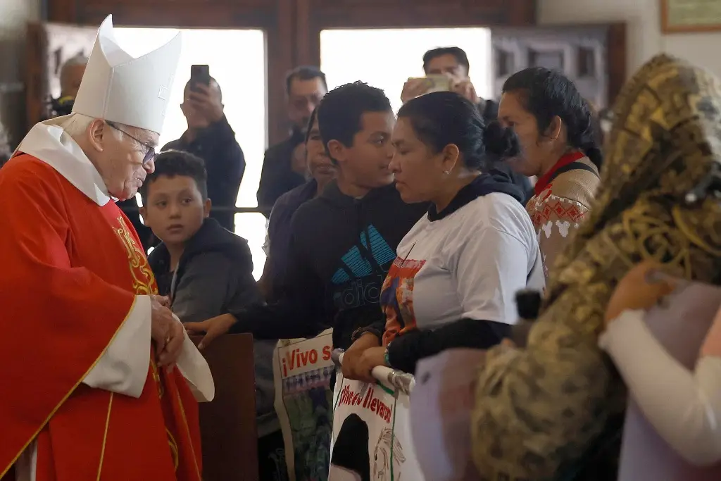 Imagen Familiares de los 43 de Ayotzinapa encomiendan su lucha a la Virgen, a once años sin justicia