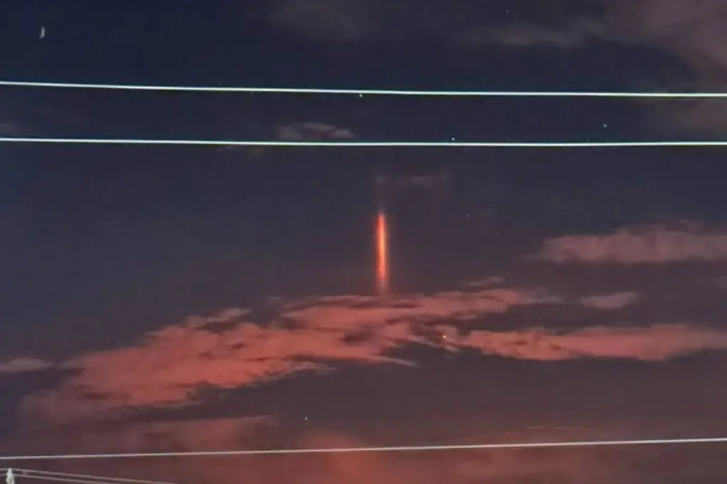 Imagen Reportan extraña línea roja en el cielo de Boca del Río ¿Qué fue? (+Video)