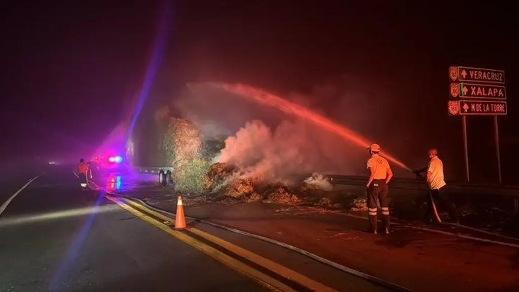 Imagen Reportan cierre en carretera de Veracruz por auto incendiado