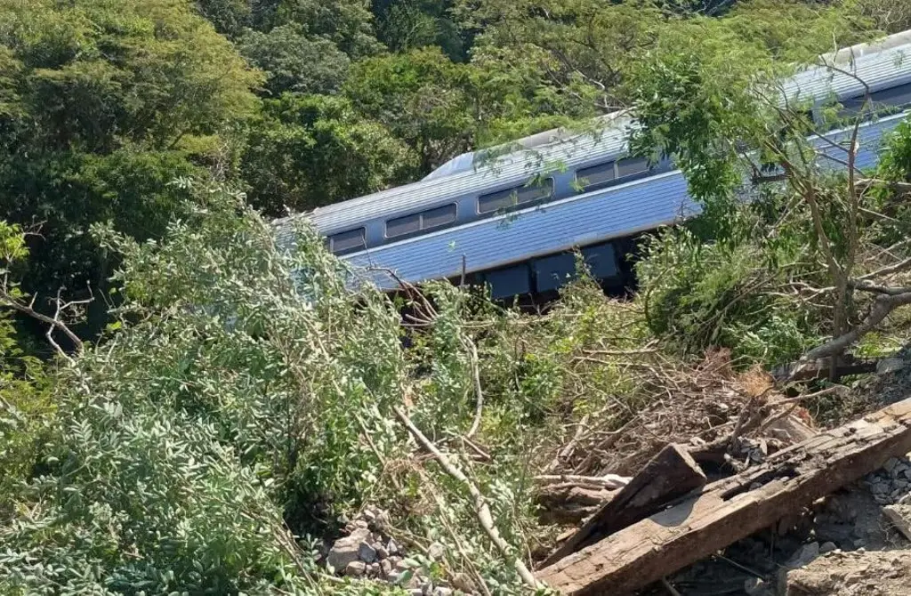 Imagen Se descarrila locomotora del Tren Interoceánico con 241 pasajeros en Oaxaca 