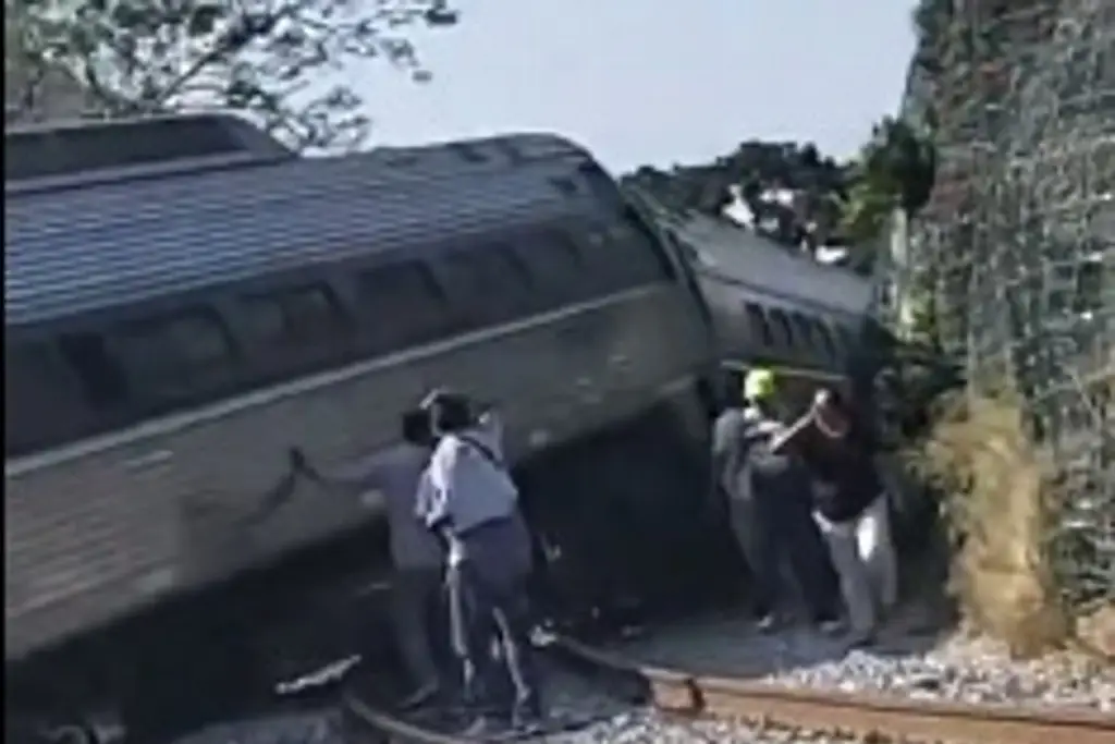 Imagen 'Íbamos a Coatzacoalcos con toda mi familia', narra pasajero tras descarrilamiento de Tren