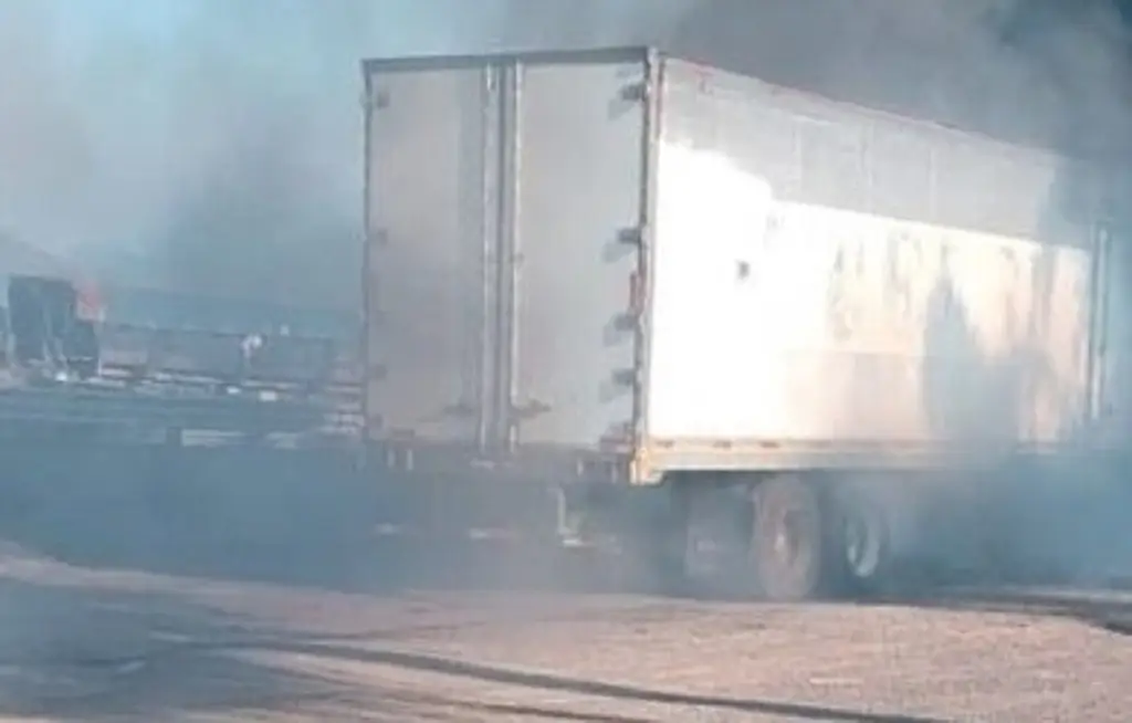 Se incendia tráiler en autopista de Veracruz 