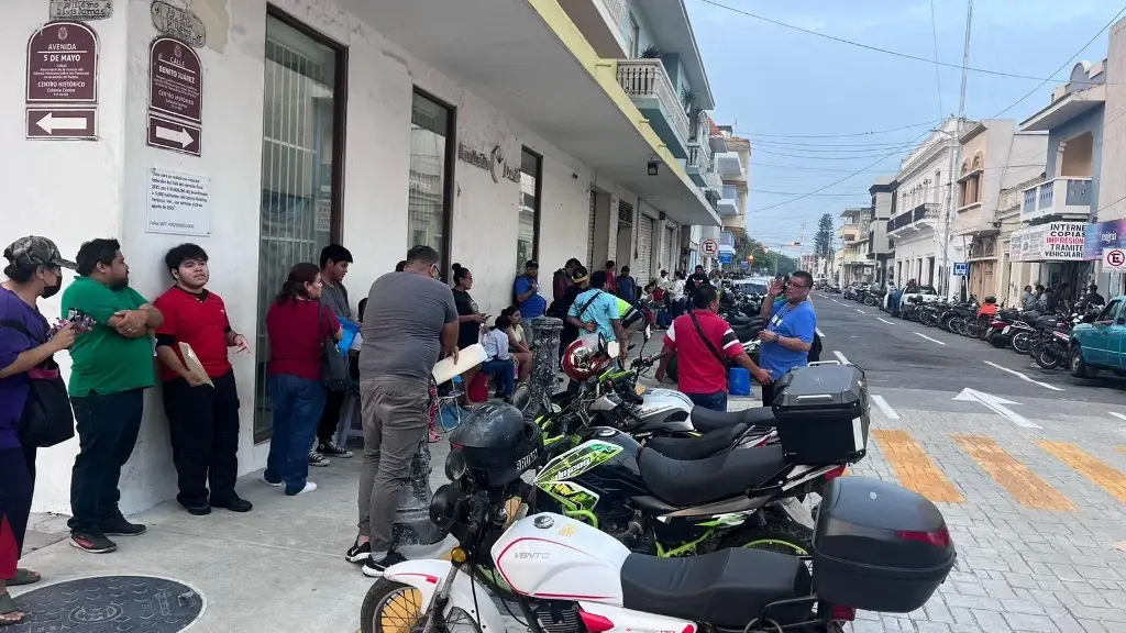 Imagen Filas para hacer tramites en Hacienda Veracruz dan la vuelta a la manzana 
